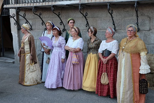 Se presentaba como una novedad este año, y no ha dejado indiferente a nadie. En la tarde de este viernes, Medina del Campo volvía a ser testigo de una nueva recreación histórica enmarcada en la Feria de Imperiales y Comuneros que ha colmado de ... historia y tradición el centro neurálgico de la localidad.